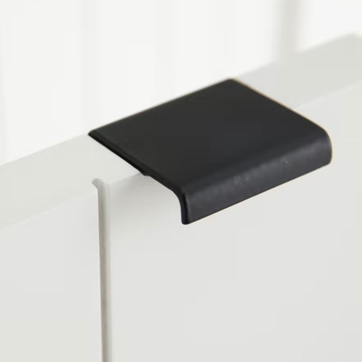 Vitrina lemn masiv MC 18 W usi metal negru detaliu 7