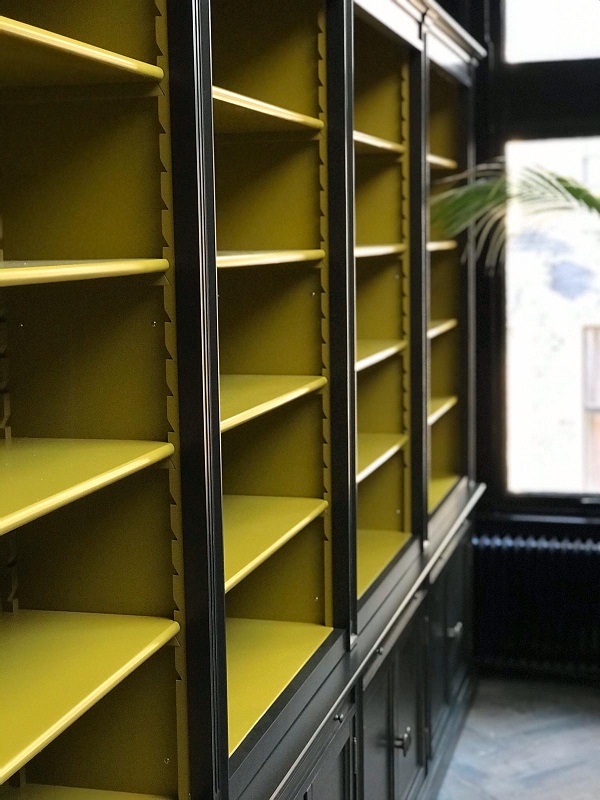 Biblioteca lemn masiv MC 31 negru detaliu 2