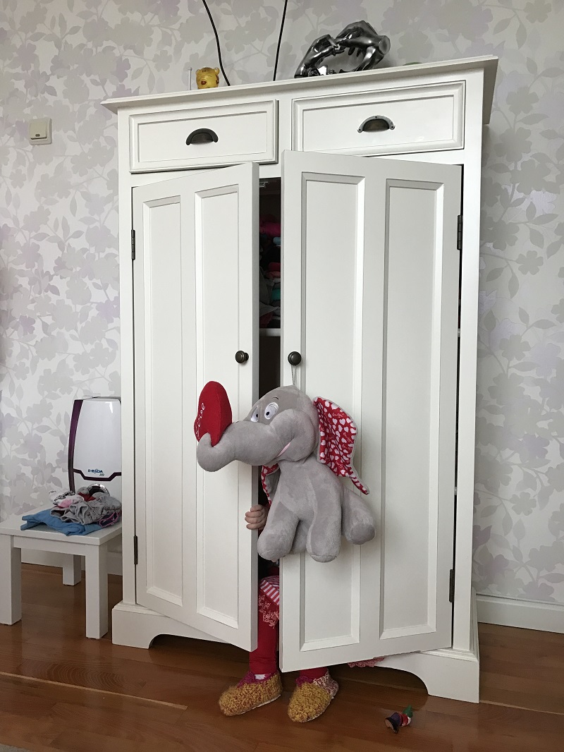 Comoda lemn masiv MC 01 alba detaliu 9